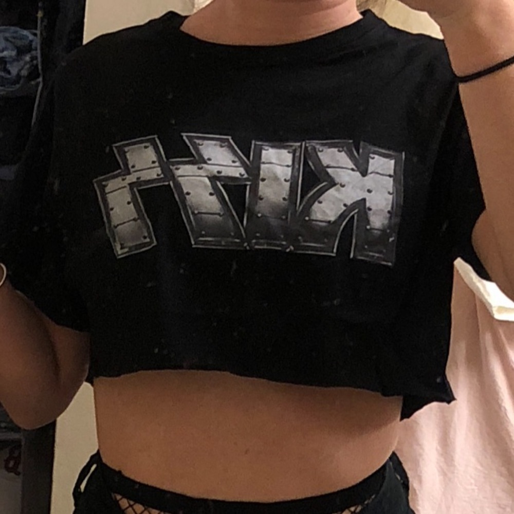 Super cropped kiss t-shirt